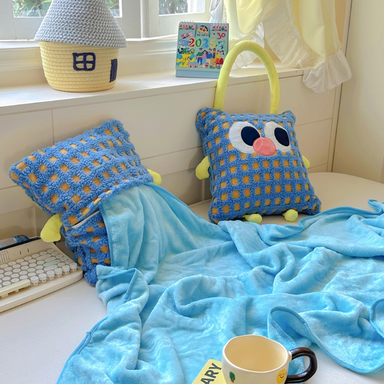 91家纺网 家纺一手货源 找家纺 希诺家居 2025新款都市博主风ins韩系风大眼怪抱枕毯多功能两用二合一午睡抱枕毯 大眼怪-蓝格