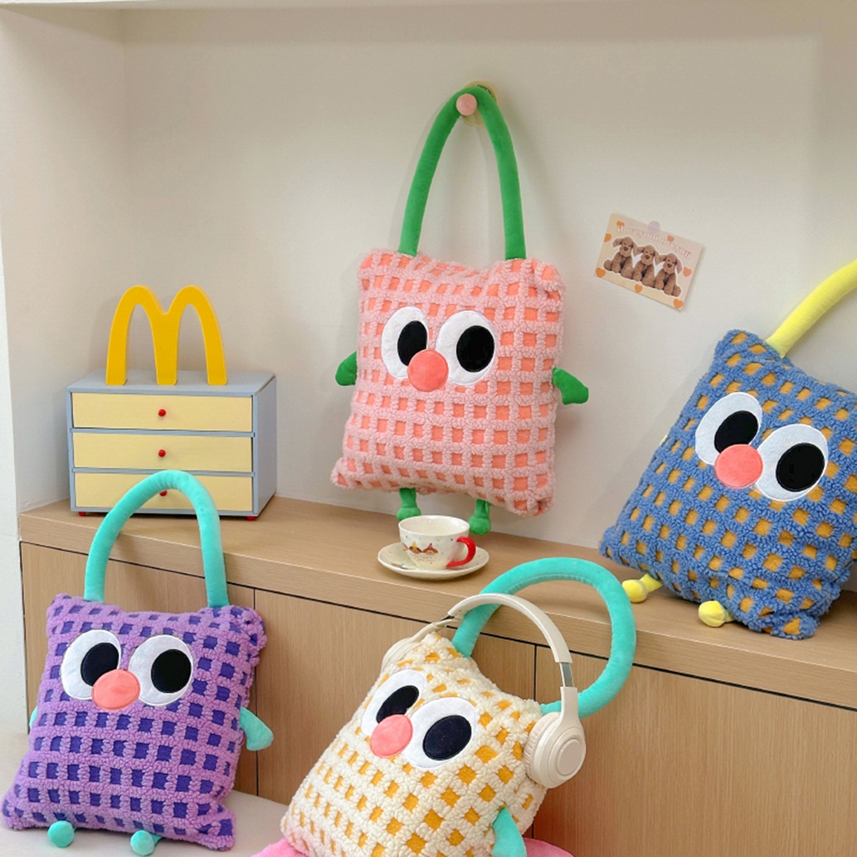 91家纺网 家纺一手货源 找家纺 （总）希诺家居 2025新款都市博主风ins韩系风大眼怪抱枕毯多功能两用二合一午睡抱枕毯