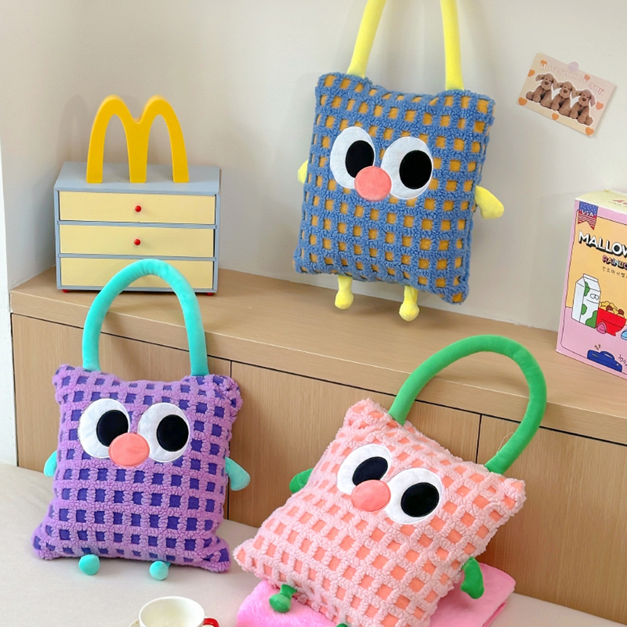 91家纺网 家纺一手货源 找家纺 （总）希诺家居 2025新款都市博主风ins韩系风大眼怪抱枕毯多功能两用二合一午睡抱枕毯