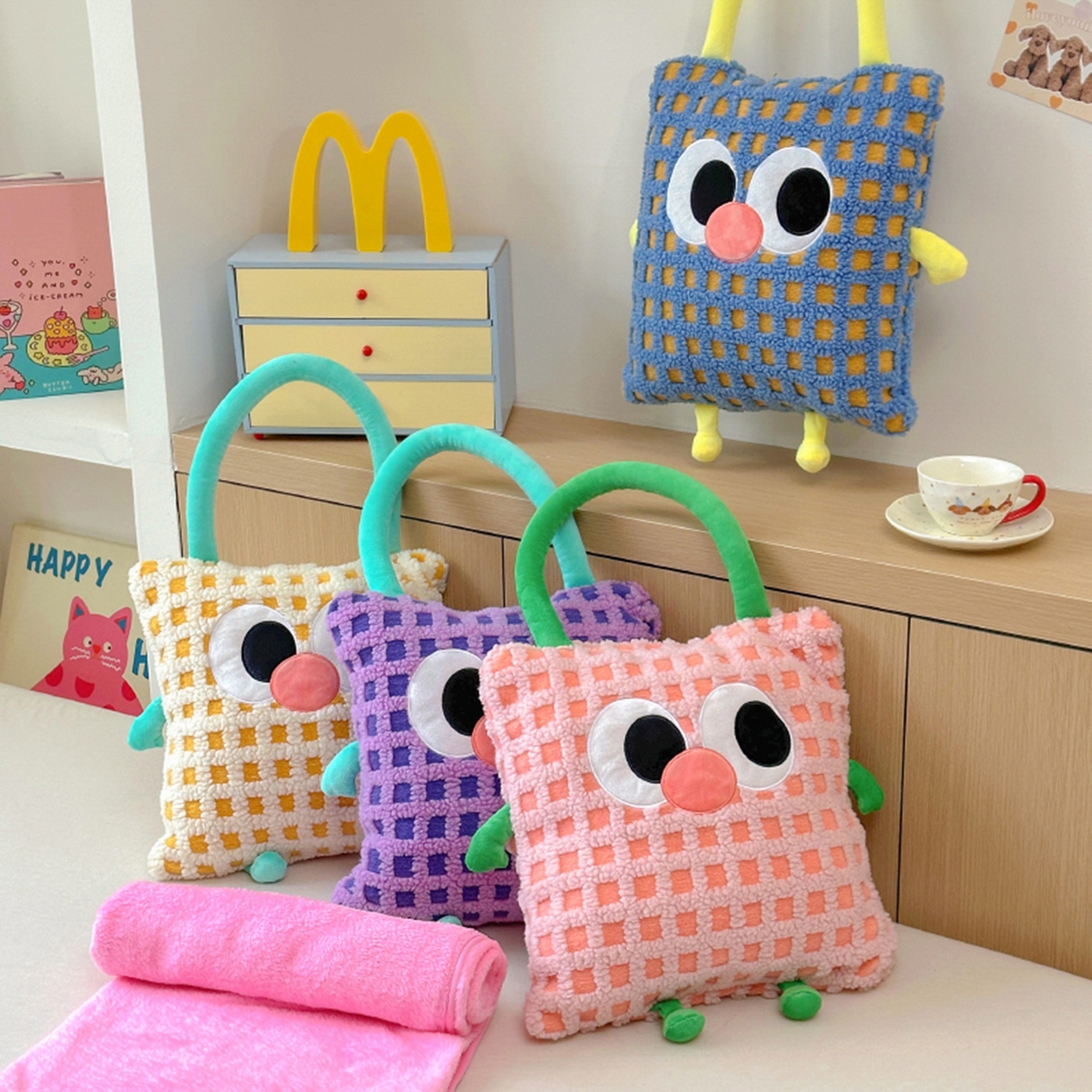 91家纺网 家纺一手货源 找家纺 （总）希诺家居 2025新款都市博主风ins韩系风大眼怪抱枕毯多功能两用二合一午睡抱枕毯