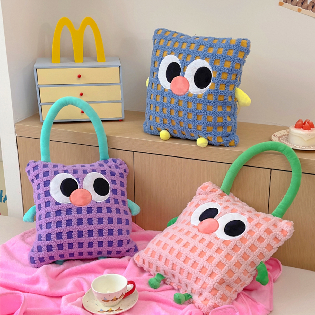 91家纺网 家纺一手货源 找家纺 （总）希诺家居 2025新款都市博主风ins韩系风大眼怪抱枕毯多功能两用二合一午睡抱枕毯