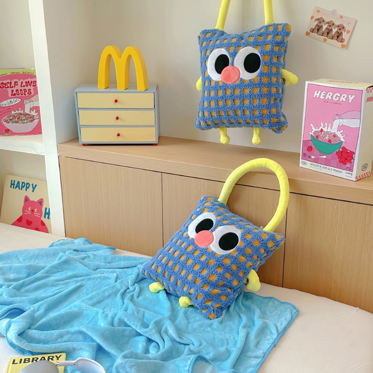 91家纺网 家纺一手货源 找家纺 希诺家居 2025新款都市博主风ins韩系风大眼怪抱枕毯多功能两用二合一午睡抱枕毯 大眼怪-蓝格