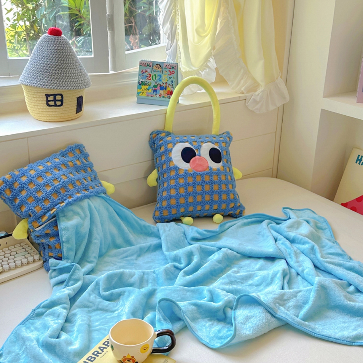 91家纺网 家纺一手货源 找家纺 希诺家居 2025新款都市博主风ins韩系风大眼怪抱枕毯多功能两用二合一午睡抱枕毯 大眼怪-蓝格