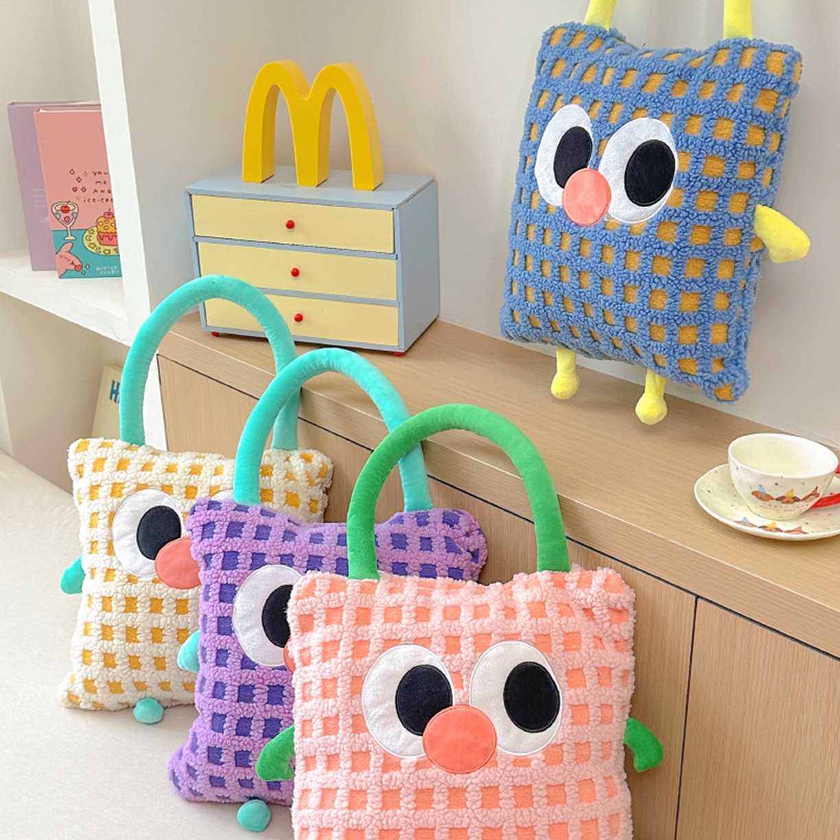 91家纺网 家纺一手货源 找家纺 （总）希诺家居 2025新款都市博主风ins韩系风大眼怪抱枕毯多功能两用二合一午睡抱枕毯