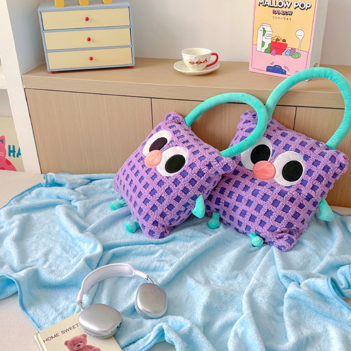 91家纺网 家纺一手货源 找家纺 希诺家居 2025新款都市博主风ins韩系风大眼怪抱枕毯多功能两用二合一午睡抱枕毯 大眼怪-紫格