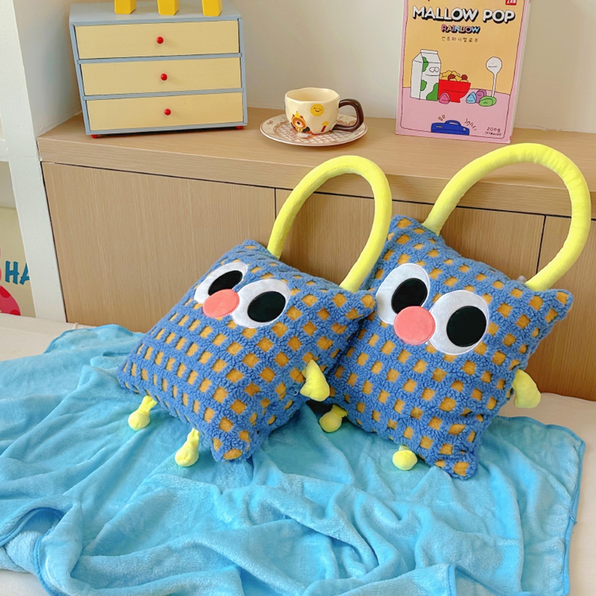 91家纺网 家纺一手货源 找家纺 希诺家居 2025新款都市博主风ins韩系风大眼怪抱枕毯多功能两用二合一午睡抱枕毯 大眼怪-蓝格