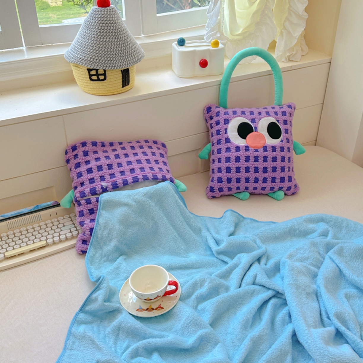 91家纺网 家纺一手货源 找家纺 希诺家居 2025新款都市博主风ins韩系风大眼怪抱枕毯多功能两用二合一午睡抱枕毯 大眼怪-紫格