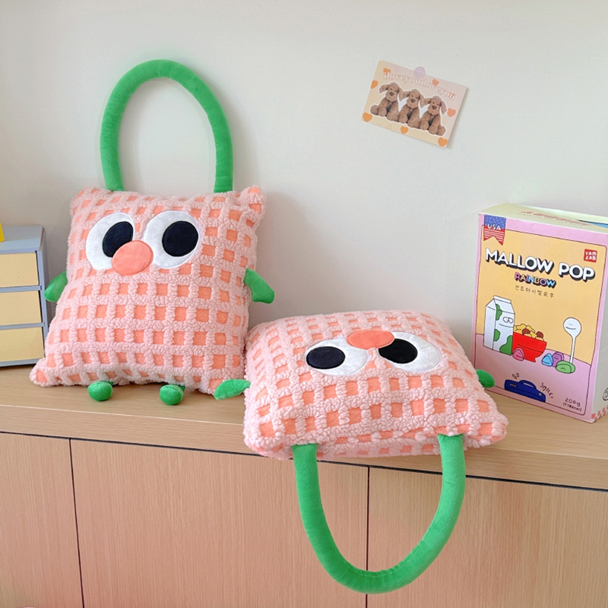 91家纺网 家纺一手货源 找家纺 希诺家居 2025新款都市博主风ins韩系风大眼怪抱枕毯多功能两用二合一午睡抱枕毯 大眼怪-粉格