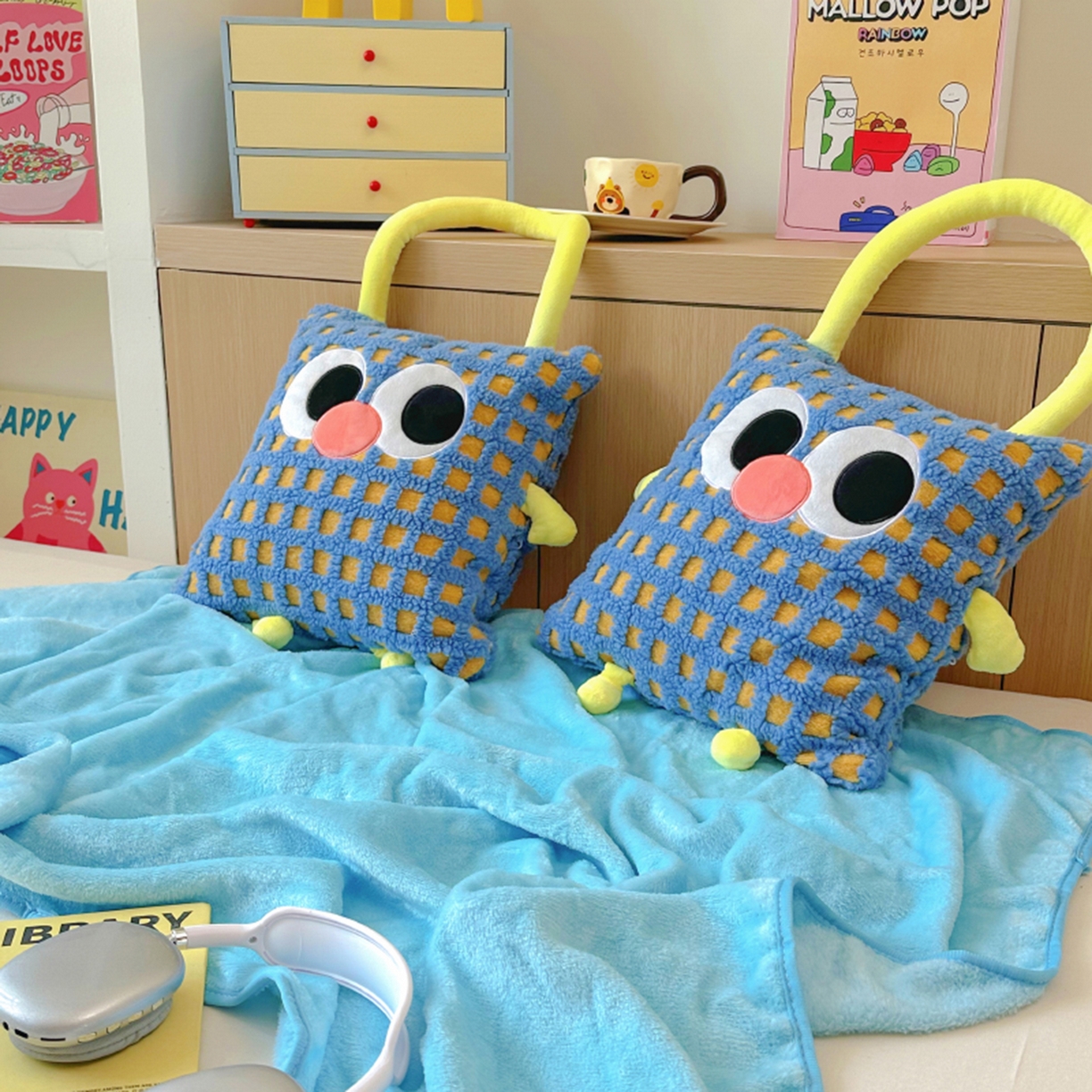 91家纺网 家纺一手货源 找家纺 希诺家居 2025新款都市博主风ins韩系风大眼怪抱枕毯多功能两用二合一午睡抱枕毯 大眼怪-蓝格