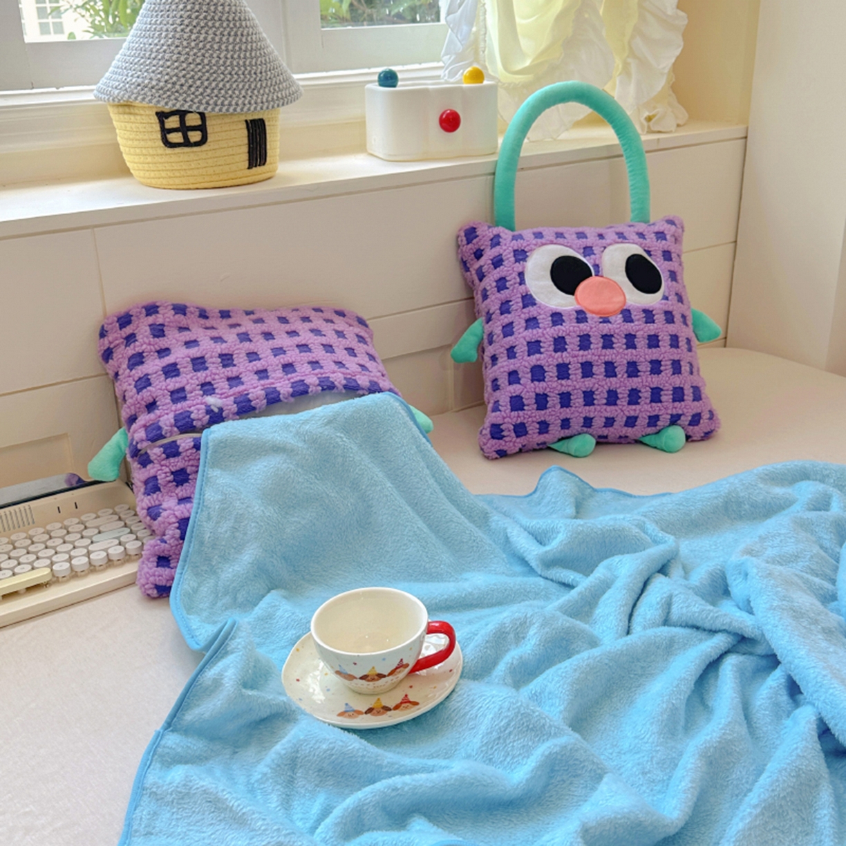 91家纺网 家纺一手货源 找家纺 希诺家居 2025新款都市博主风ins韩系风大眼怪抱枕毯多功能两用二合一午睡抱枕毯 大眼怪-紫格