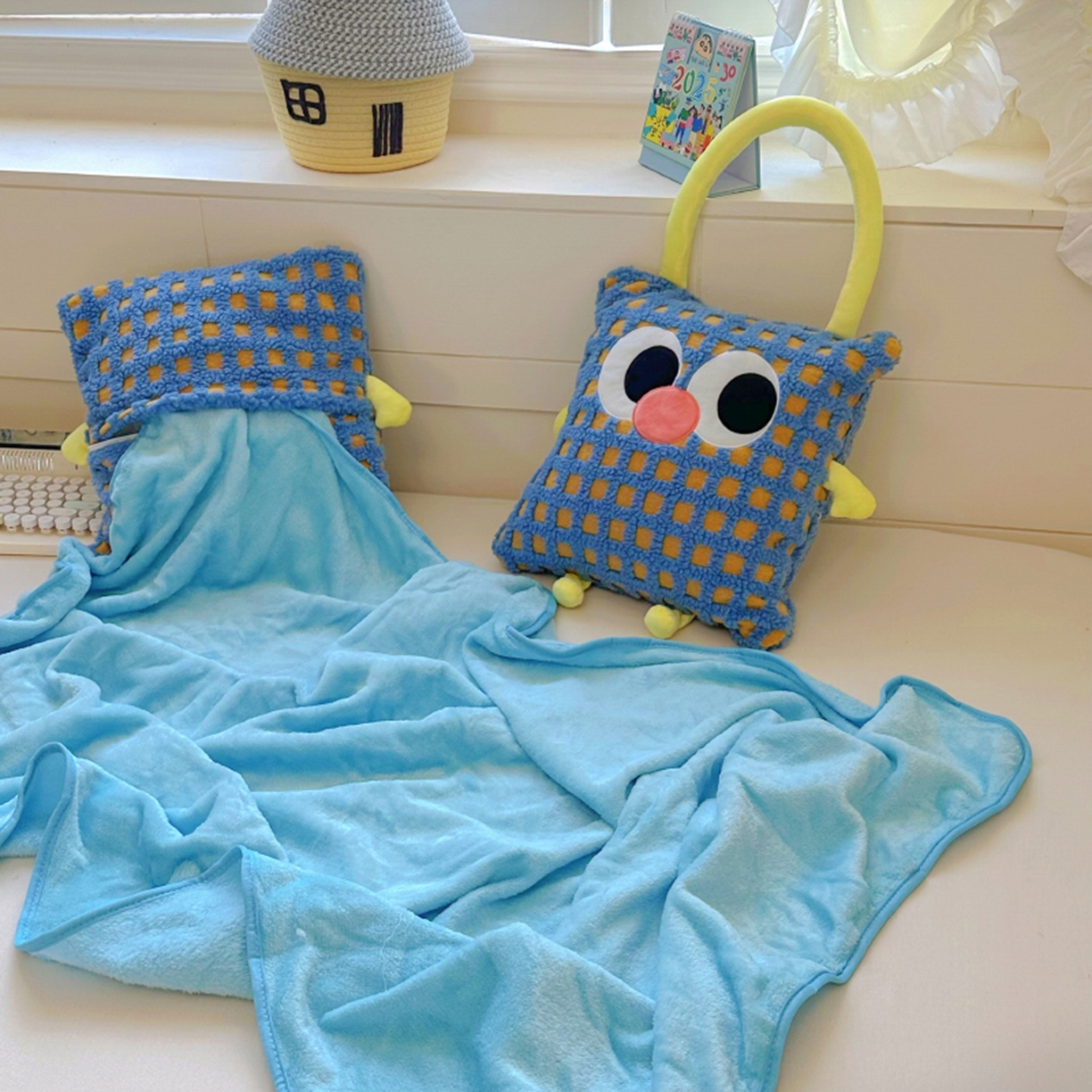 91家纺网 家纺一手货源 找家纺 希诺家居 2025新款都市博主风ins韩系风大眼怪抱枕毯多功能两用二合一午睡抱枕毯 大眼怪-蓝格