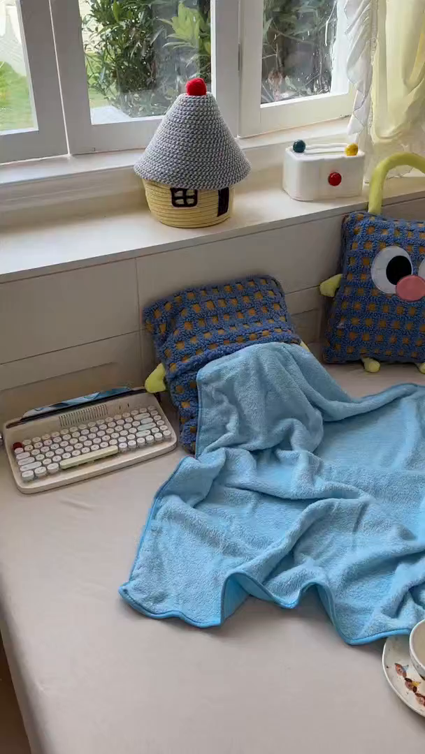 91家纺网 家纺一手货源 找家纺 希诺家居 2025新款都市博主风ins韩系风大眼怪抱枕毯多功能两用二合一午睡抱枕毯 大眼怪-蓝格