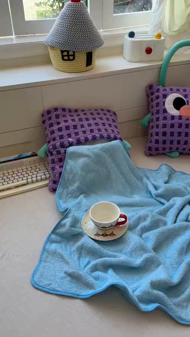 91家纺网 家纺一手货源 找家纺 希诺家居 2025新款都市博主风ins韩系风大眼怪抱枕毯多功能两用二合一午睡抱枕毯 大眼怪-紫格