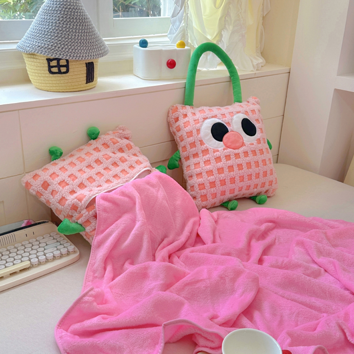 91家纺网 家纺一手货源 找家纺 希诺家居 2025新款都市博主风ins韩系风大眼怪抱枕毯多功能两用二合一午睡抱枕毯 大眼怪-粉格