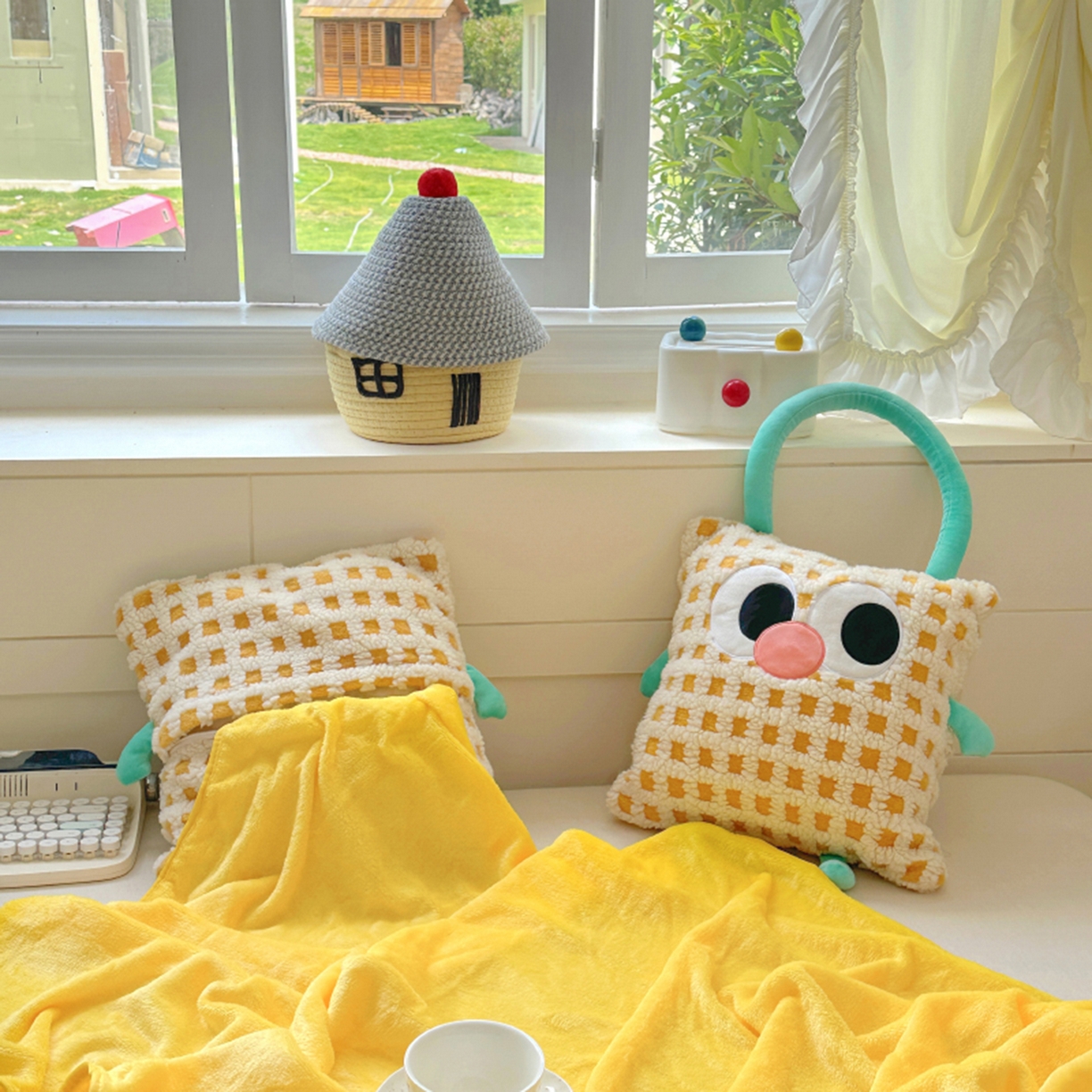 91家纺网 家纺一手货源 找家纺 希诺家居 2025新款都市博主风ins韩系风大眼怪抱枕毯多功能两用二合一午睡抱枕毯 大眼怪-黄格