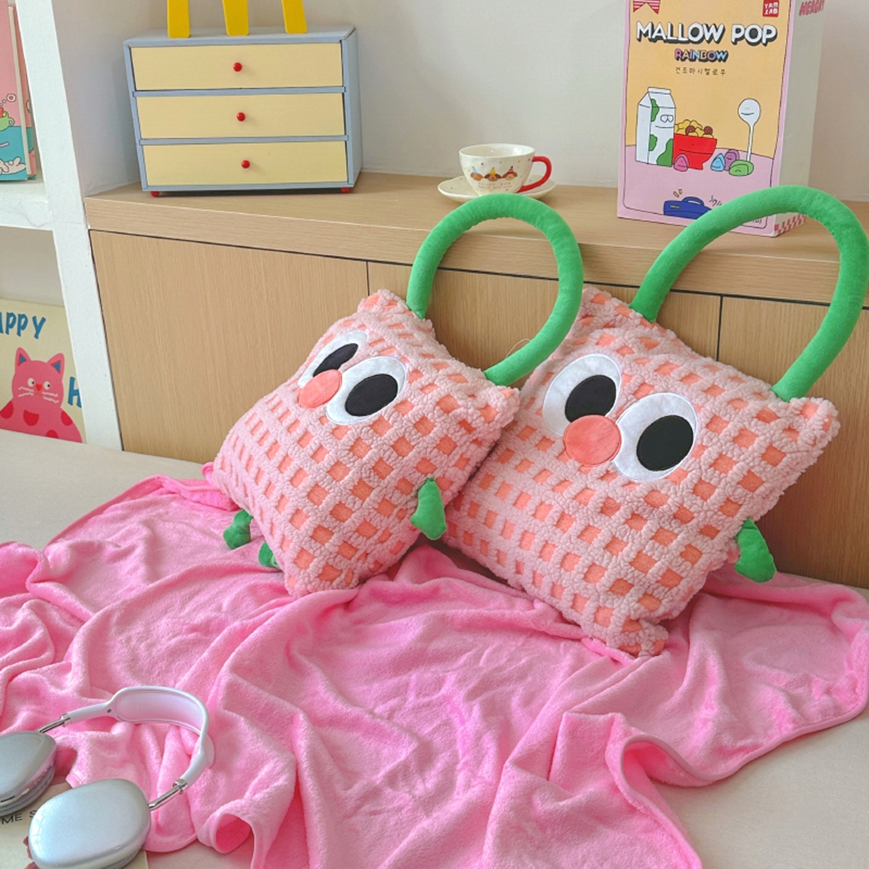 91家纺网 家纺一手货源 找家纺 希诺家居 2025新款都市博主风ins韩系风大眼怪抱枕毯多功能两用二合一午睡抱枕毯 大眼怪-粉格