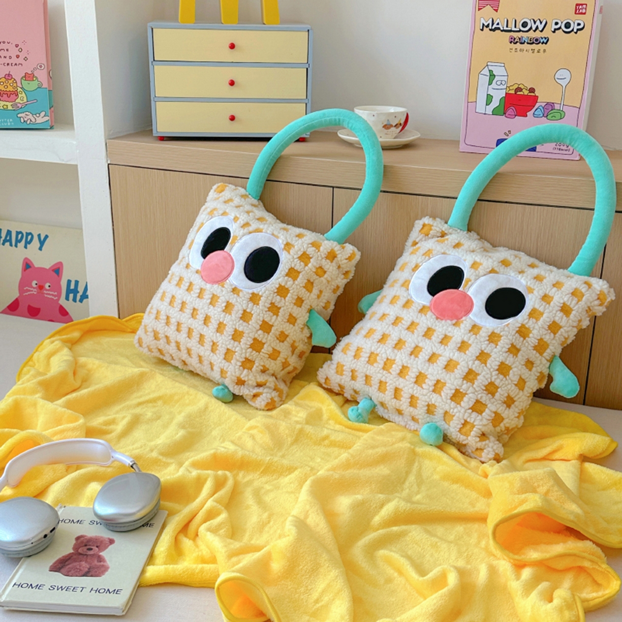 91家纺网 家纺一手货源 找家纺 希诺家居 2025新款都市博主风ins韩系风大眼怪抱枕毯多功能两用二合一午睡抱枕毯 大眼怪-黄格