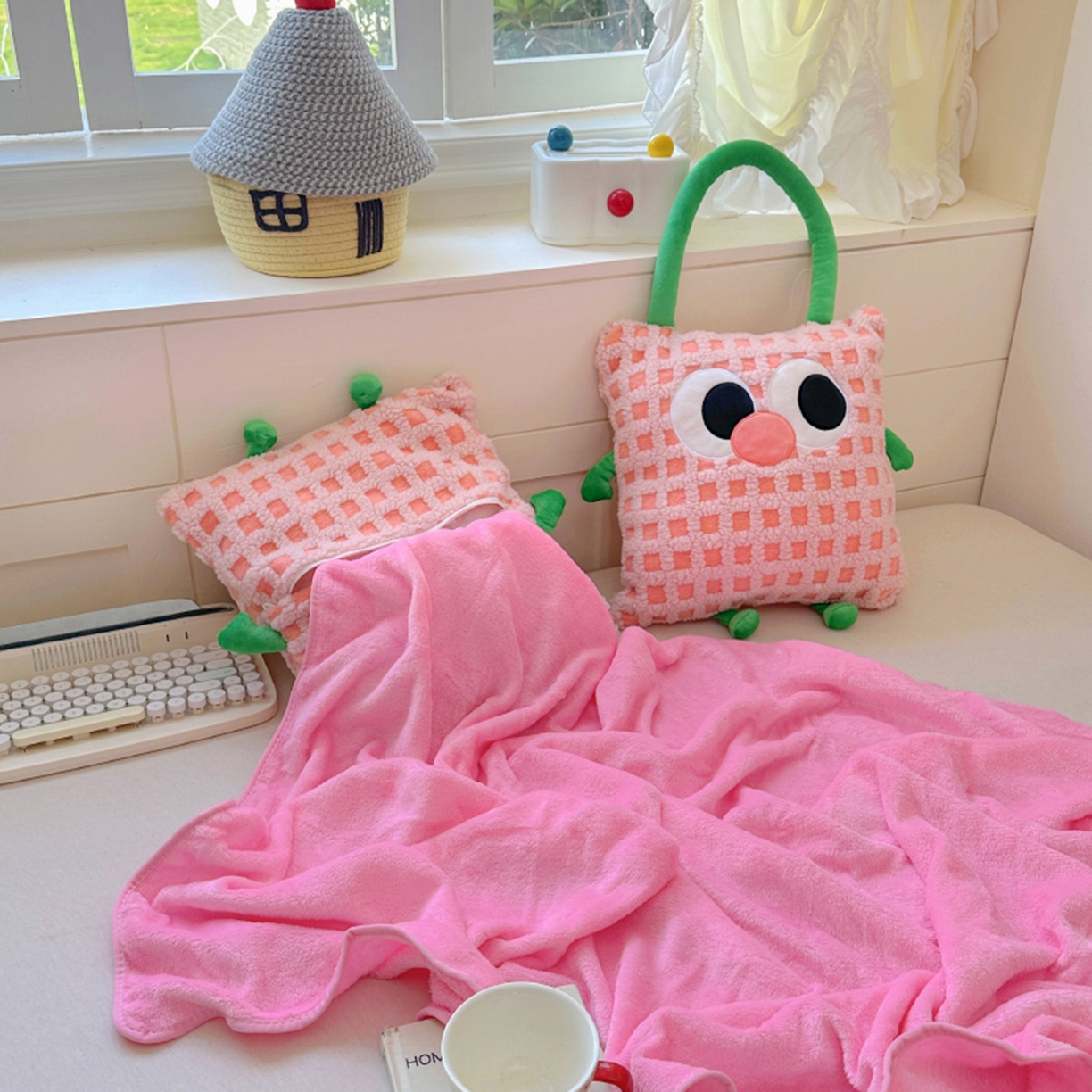 91家纺网 家纺一手货源 找家纺 希诺家居 2025新款都市博主风ins韩系风大眼怪抱枕毯多功能两用二合一午睡抱枕毯 大眼怪-粉格