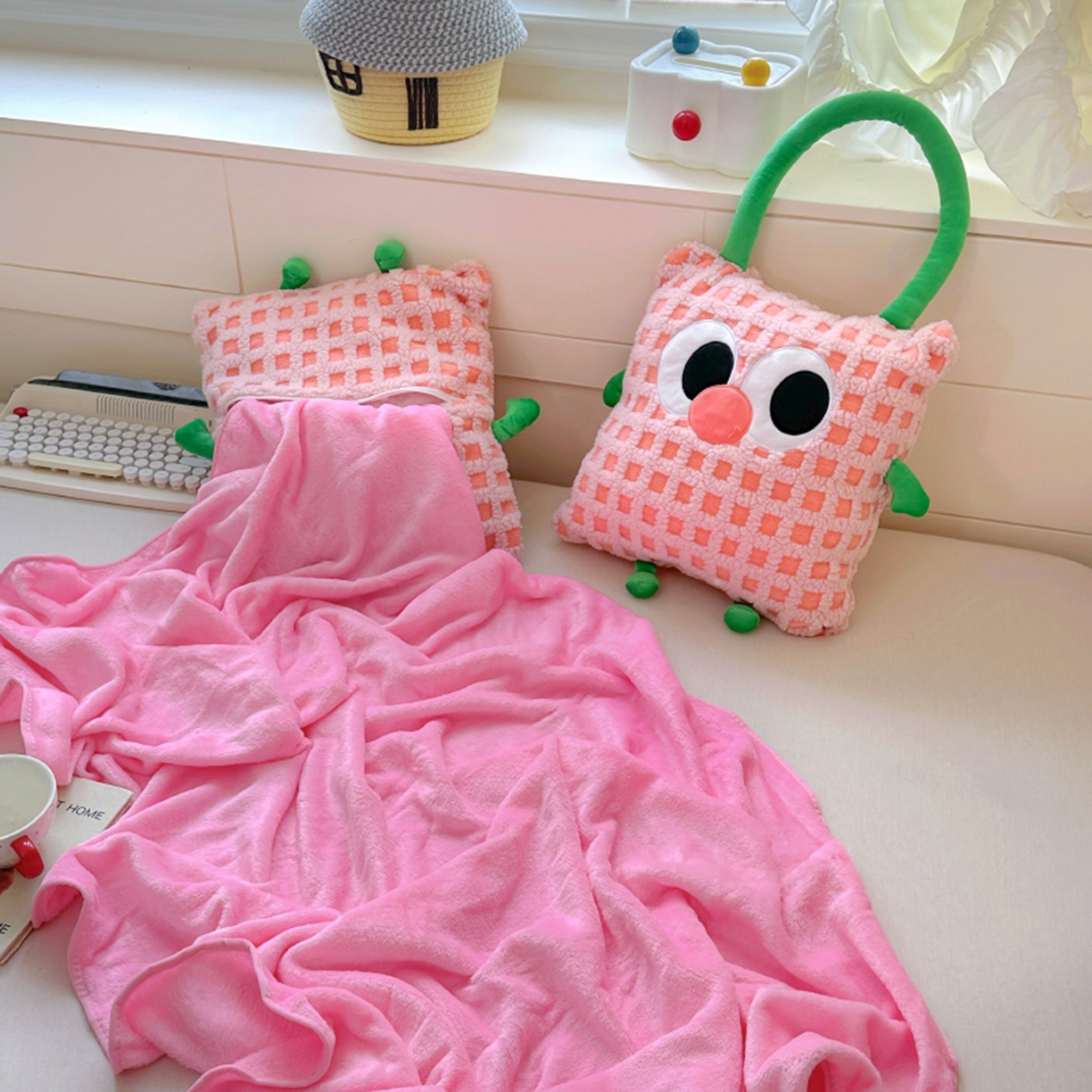 91家纺网 家纺一手货源 找家纺 希诺家居 2025新款都市博主风ins韩系风大眼怪抱枕毯多功能两用二合一午睡抱枕毯 大眼怪-粉格