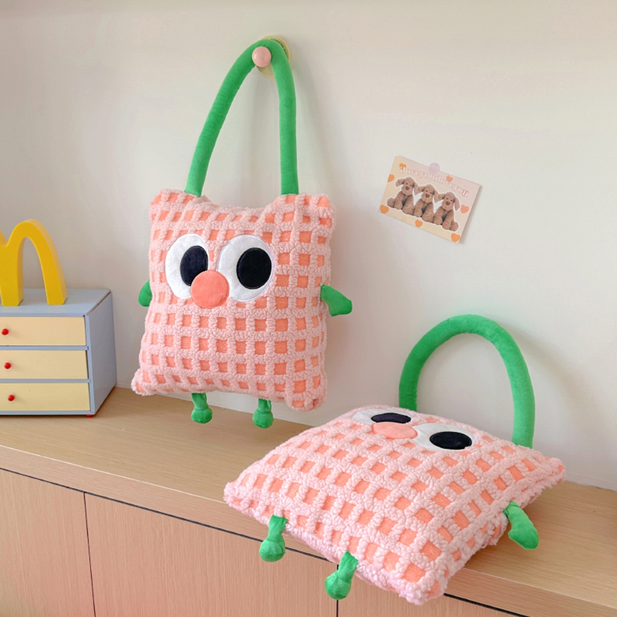 91家纺网 家纺一手货源 找家纺 希诺家居 2025新款都市博主风ins韩系风大眼怪抱枕毯多功能两用二合一午睡抱枕毯 大眼怪-粉格