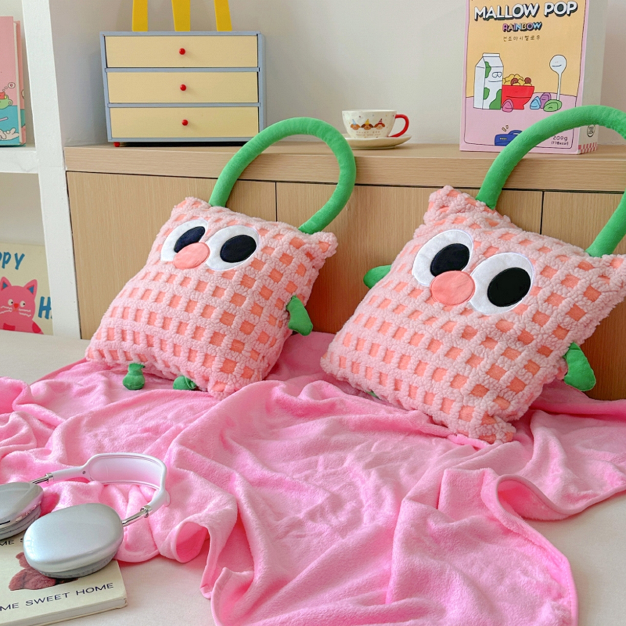 91家纺网 家纺一手货源 找家纺 希诺家居 2025新款都市博主风ins韩系风大眼怪抱枕毯多功能两用二合一午睡抱枕毯 大眼怪-粉格