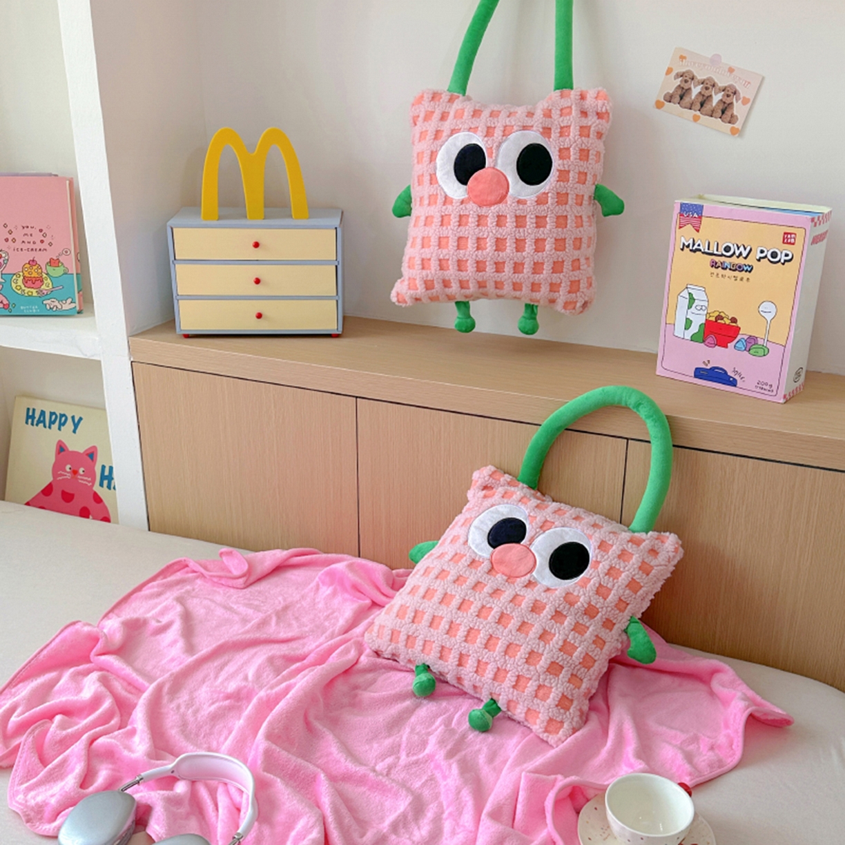 91家纺网 家纺一手货源 找家纺 希诺家居 2025新款都市博主风ins韩系风大眼怪抱枕毯多功能两用二合一午睡抱枕毯 大眼怪-粉格