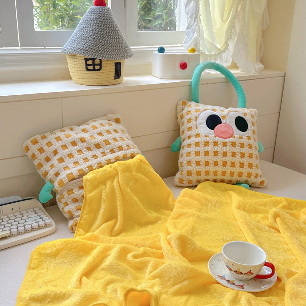 91家纺网 家纺一手货源 找家纺 希诺家居 2025新款都市博主风ins韩系风大眼怪抱枕毯多功能两用二合一午睡抱枕毯 大眼怪-黄格