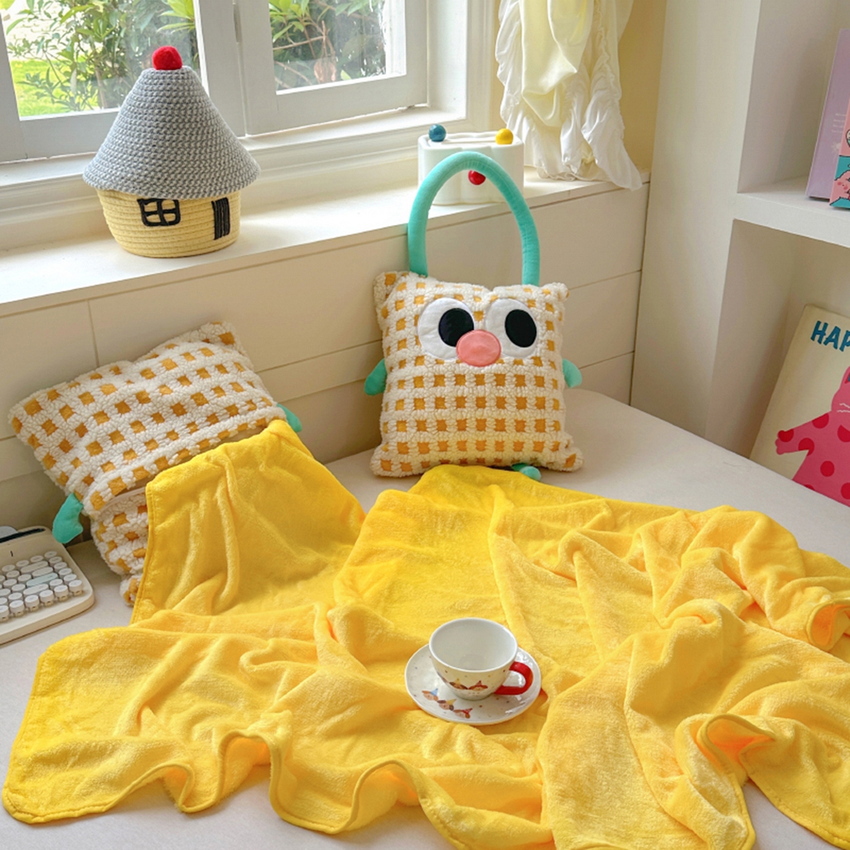 91家纺网 家纺一手货源 找家纺 希诺家居 2025新款都市博主风ins韩系风大眼怪抱枕毯多功能两用二合一午睡抱枕毯 大眼怪-黄格