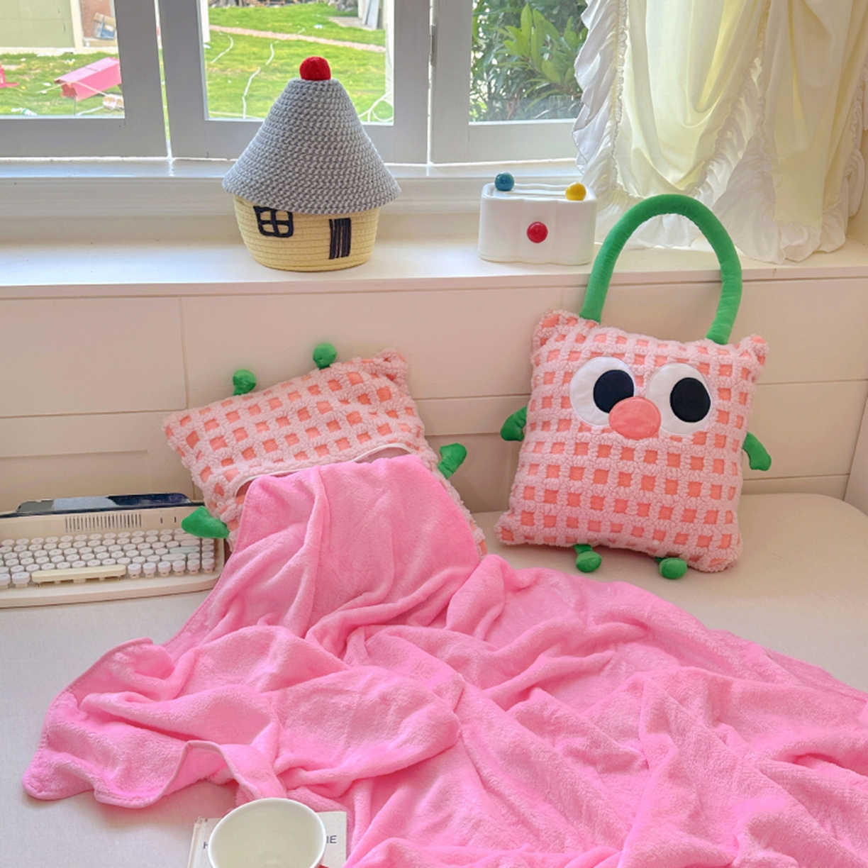 91家纺网 家纺一手货源 找家纺 希诺家居 2025新款都市博主风ins韩系风大眼怪抱枕毯多功能两用二合一午睡抱枕毯 大眼怪-粉格