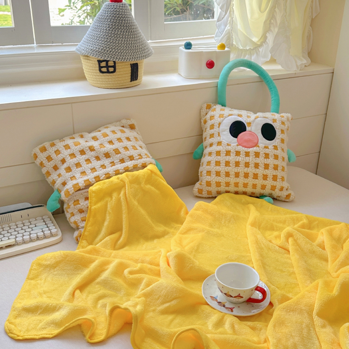 91家纺网 家纺一手货源 找家纺 希诺家居 2025新款都市博主风ins韩系风大眼怪抱枕毯多功能两用二合一午睡抱枕毯 大眼怪-黄格