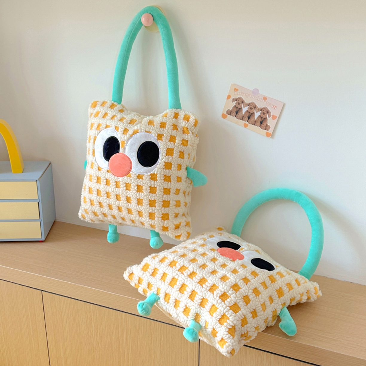 91家纺网 家纺一手货源 找家纺 希诺家居 2025新款都市博主风ins韩系风大眼怪抱枕毯多功能两用二合一午睡抱枕毯 大眼怪-黄格