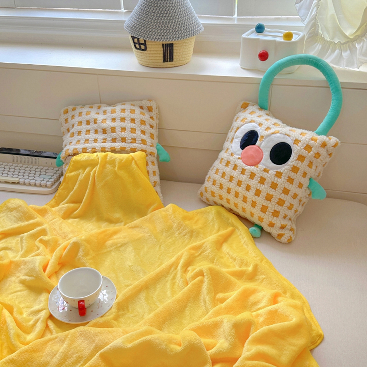 91家纺网 家纺一手货源 找家纺 希诺家居 2025新款都市博主风ins韩系风大眼怪抱枕毯多功能两用二合一午睡抱枕毯 大眼怪-黄格