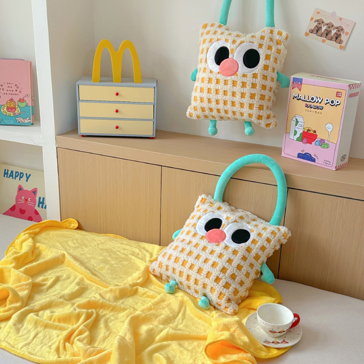 91家纺网 家纺一手货源 找家纺 希诺家居 2025新款都市博主风ins韩系风大眼怪抱枕毯多功能两用二合一午睡抱枕毯 大眼怪-黄格