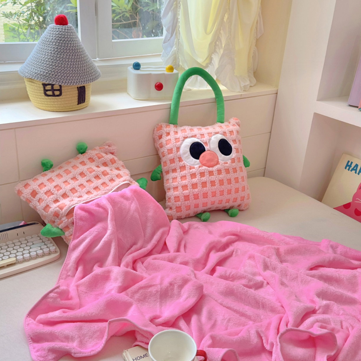 91家纺网 家纺一手货源 找家纺 希诺家居 2025新款都市博主风ins韩系风大眼怪抱枕毯多功能两用二合一午睡抱枕毯 大眼怪-粉格