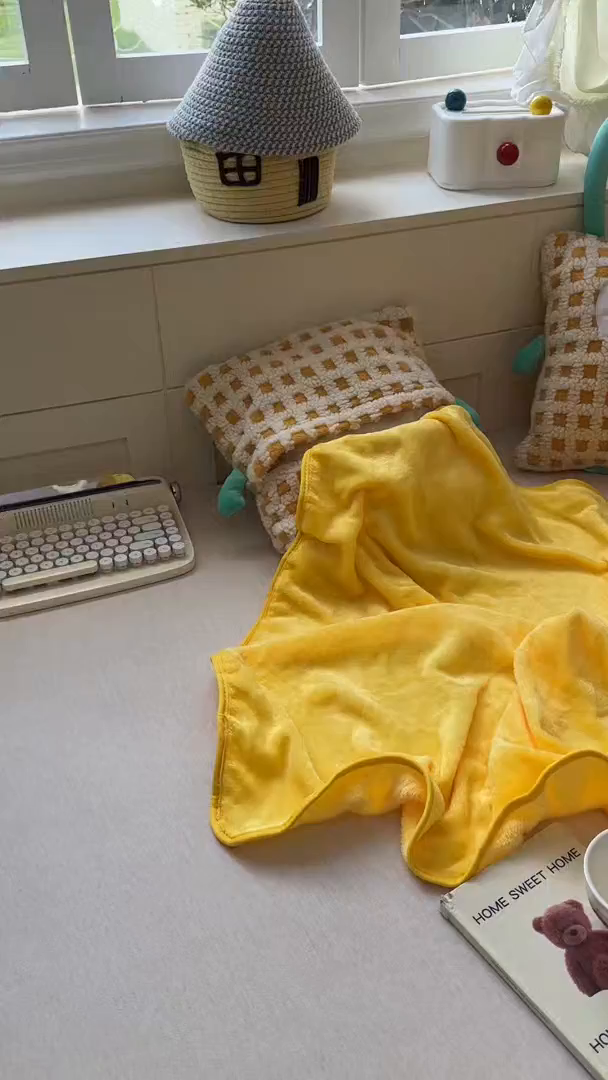 91家纺网 家纺一手货源 找家纺 希诺家居 2025新款都市博主风ins韩系风大眼怪抱枕毯多功能两用二合一午睡抱枕毯 大眼怪-黄格