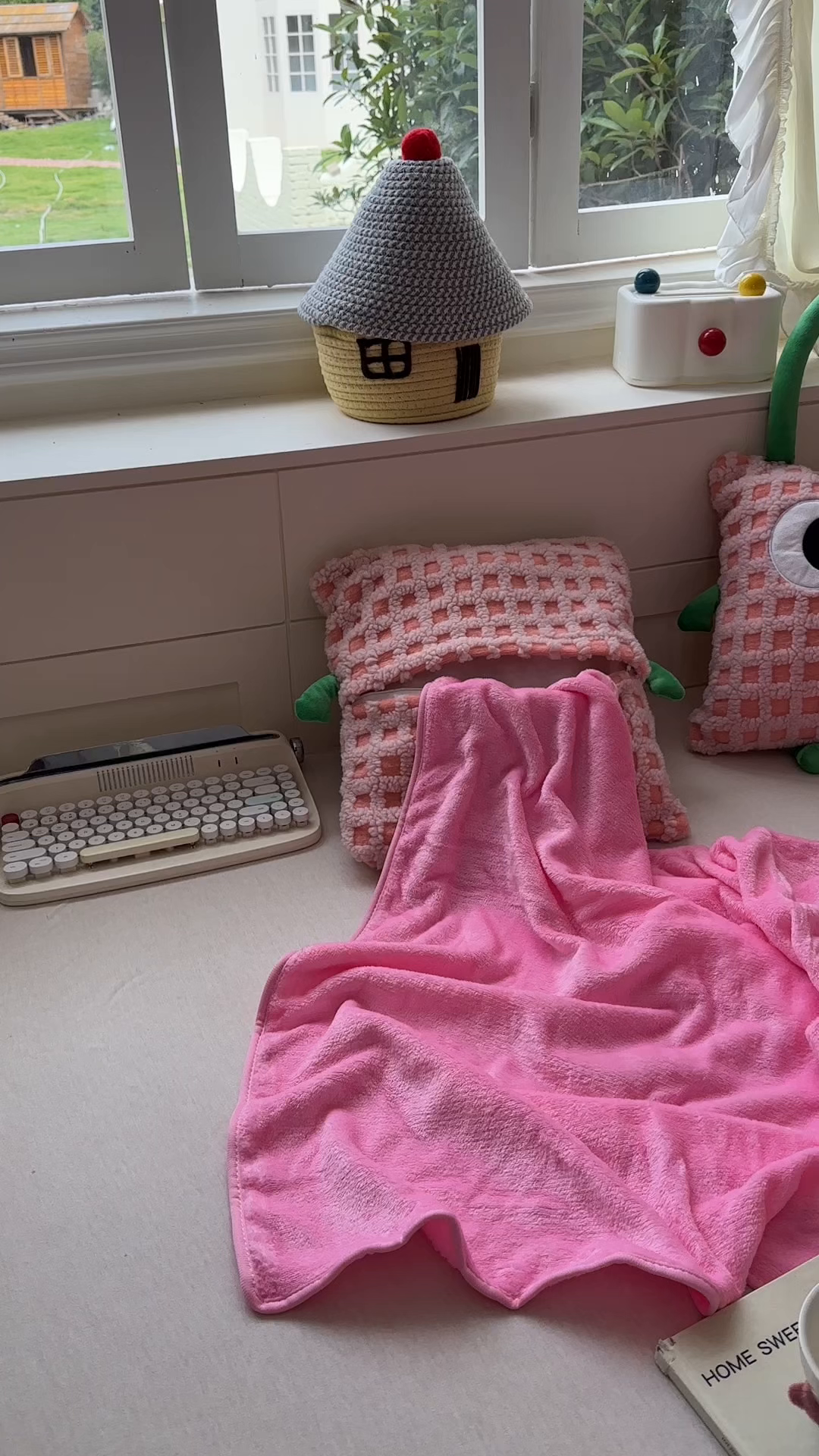 91家纺网 家纺一手货源 找家纺 （总）希诺家居 2025新款都市博主风ins韩系风大眼怪抱枕毯多功能两用二合一午睡抱枕毯