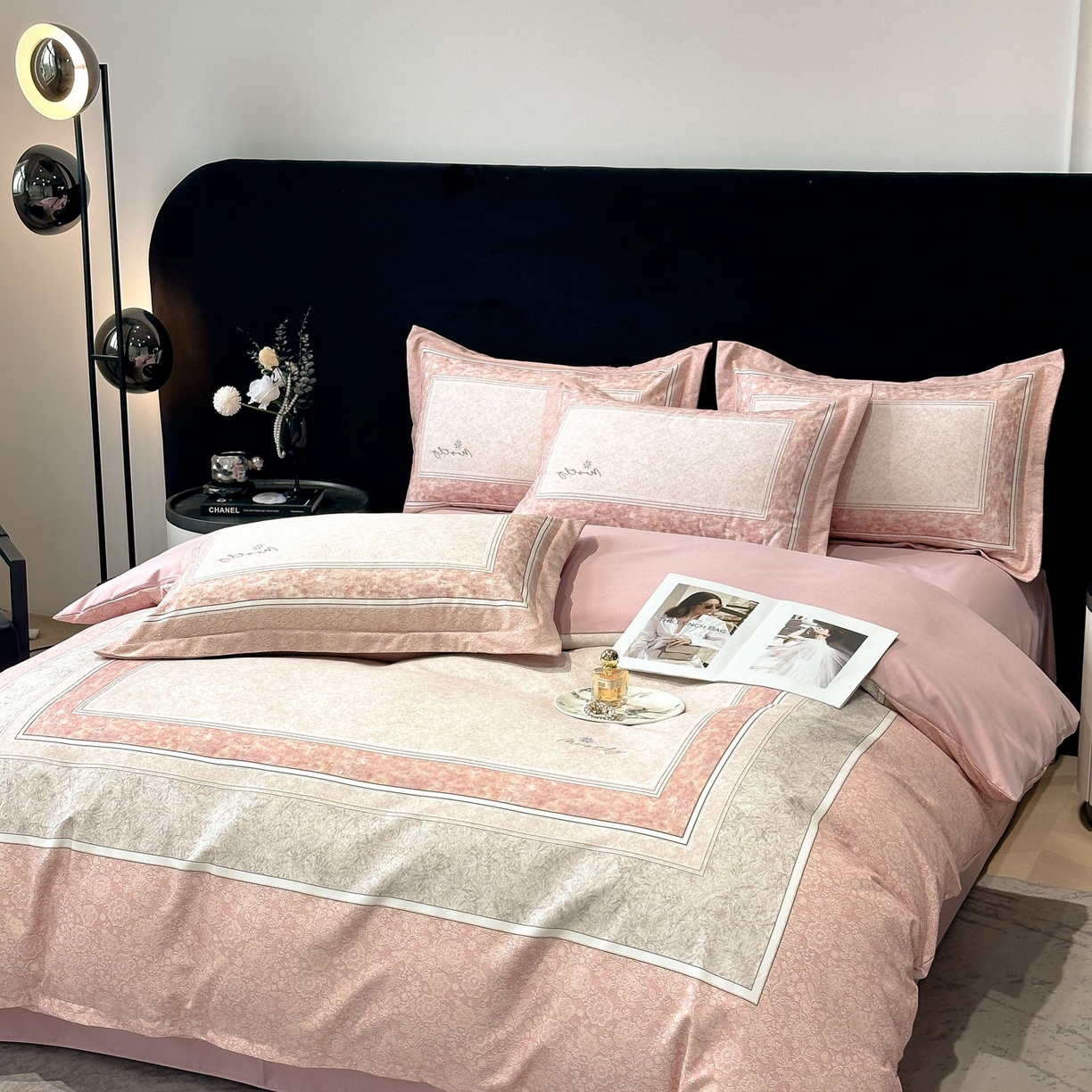 91家纺网 家纺一手货源 找家纺 喜四方 2025新款加厚全棉大版印花四件套 寻觅花香-粉