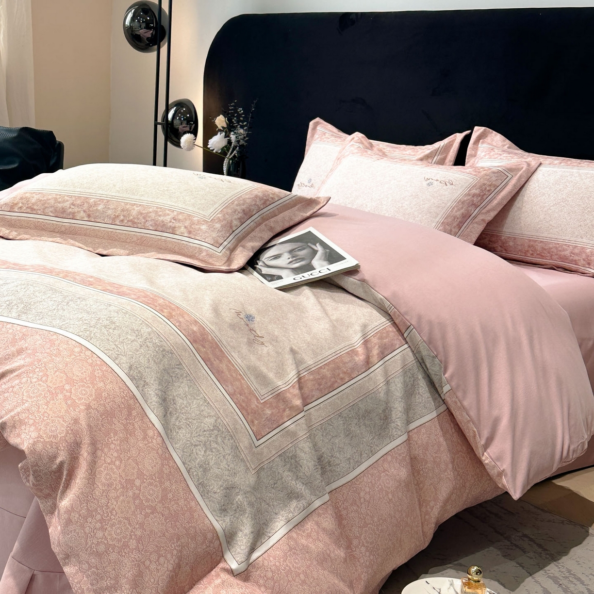 91家纺网 家纺一手货源 找家纺 喜四方 2025新款加厚全棉大版印花四件套 寻觅花香-粉