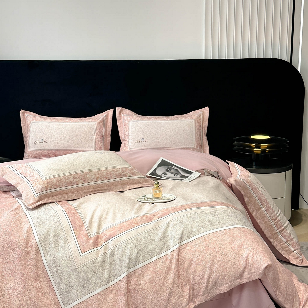 91家纺网 家纺一手货源 找家纺 喜四方 2025新款加厚全棉大版印花四件套 寻觅花香-粉