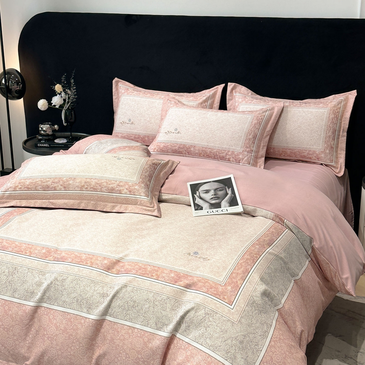 91家纺网 家纺一手货源 找家纺 喜四方 2025新款加厚全棉大版印花四件套 寻觅花香-粉