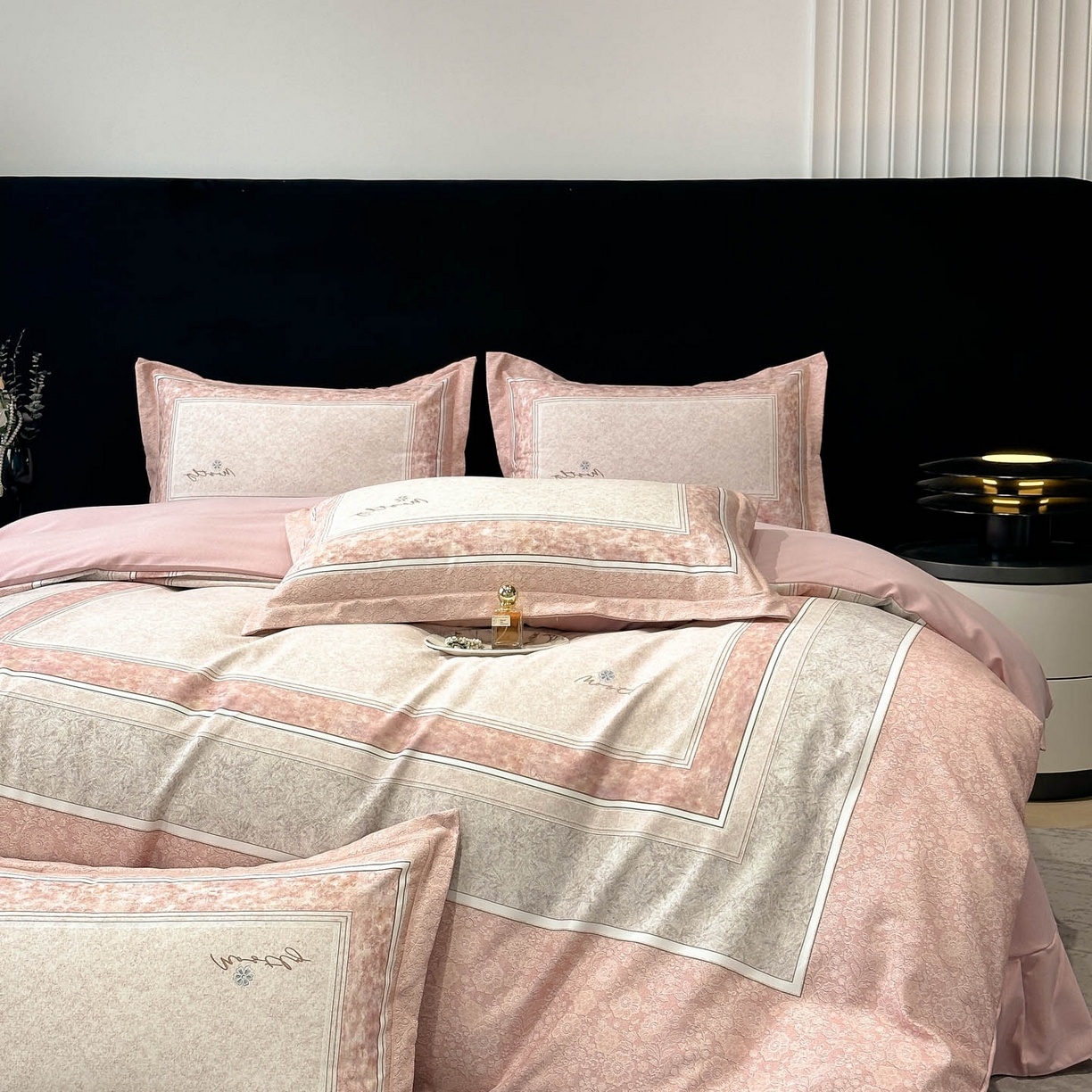 91家纺网 家纺一手货源 找家纺 喜四方 2025新款加厚全棉大版印花四件套 寻觅花香-粉