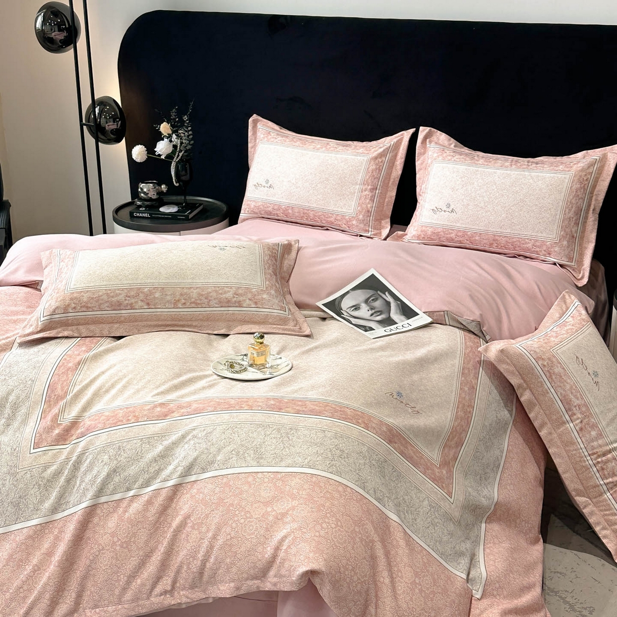 91家纺网 家纺一手货源 找家纺 喜四方 2025新款加厚全棉大版印花四件套 寻觅花香-粉