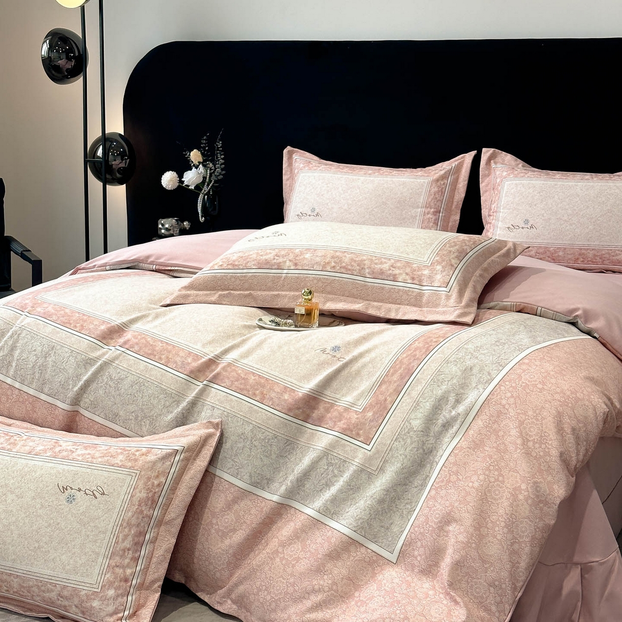 91家纺网 家纺一手货源 找家纺 喜四方 2025新款加厚全棉大版印花四件套 寻觅花香-粉