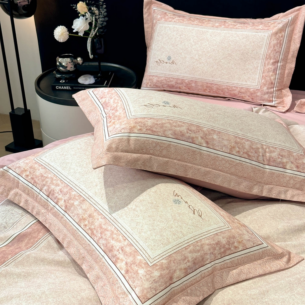 91家纺网 家纺一手货源 找家纺 喜四方 2025新款加厚全棉大版印花四件套 寻觅花香-粉