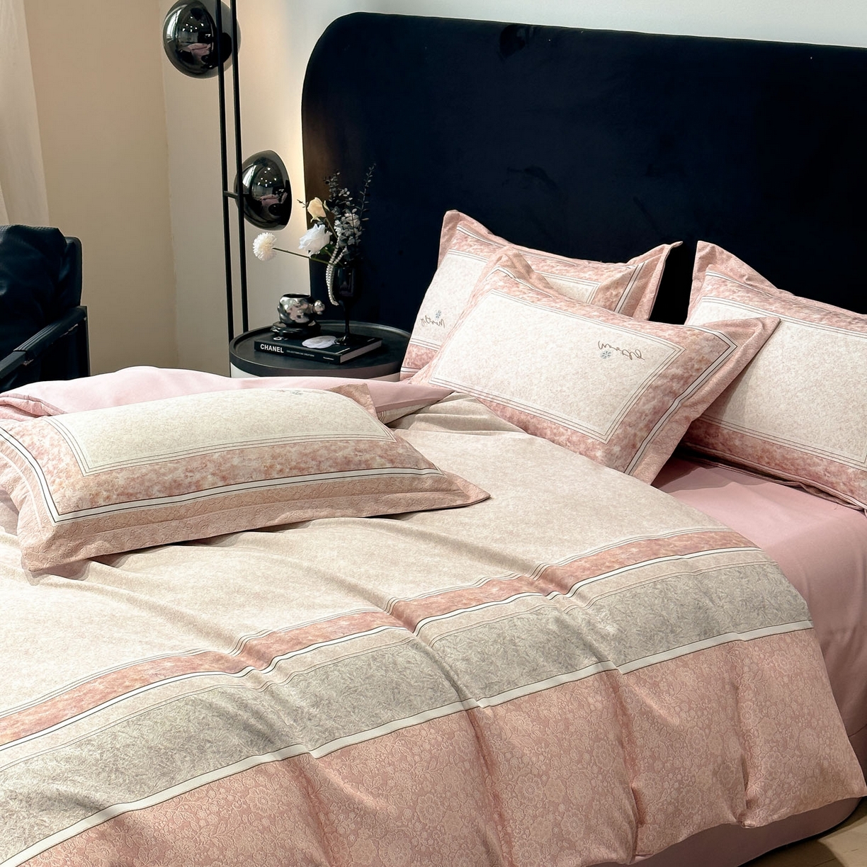 91家纺网 家纺一手货源 找家纺 喜四方 2025新款加厚全棉大版印花四件套 寻觅花香-粉