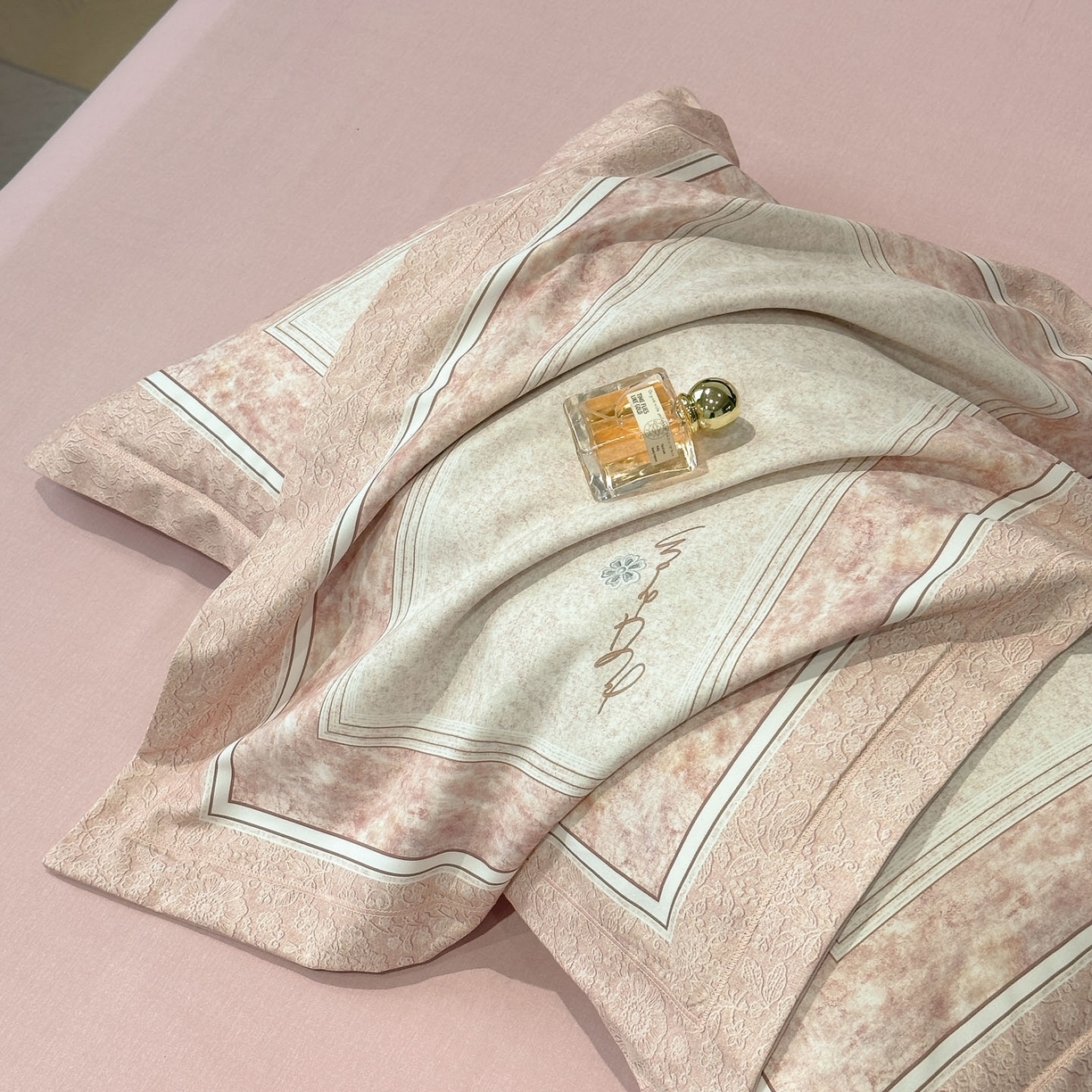 91家纺网 家纺一手货源 找家纺 喜四方 2025新款加厚全棉大版印花四件套 寻觅花香-粉