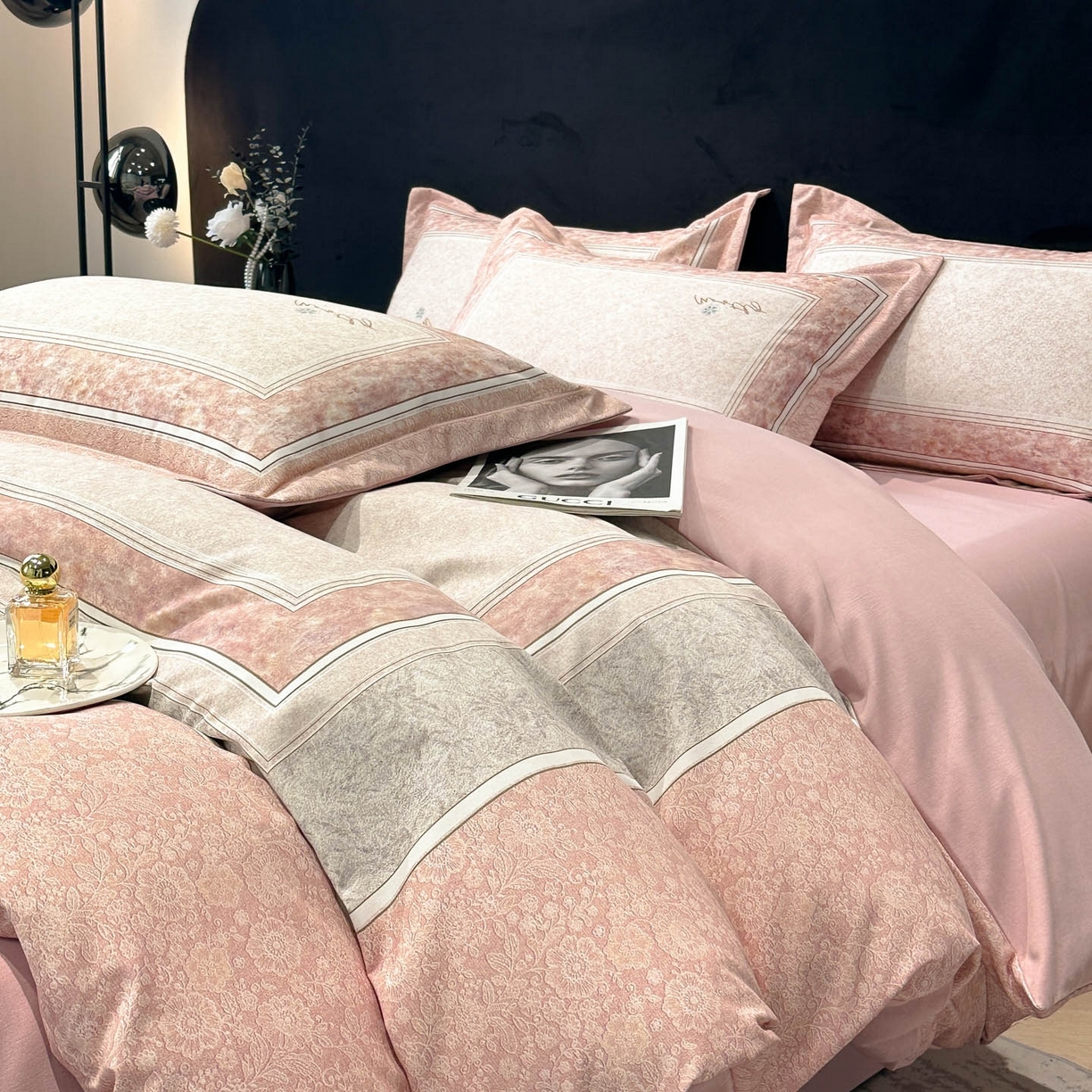 91家纺网 家纺一手货源 找家纺 喜四方 2025新款加厚全棉大版印花四件套 寻觅花香-粉