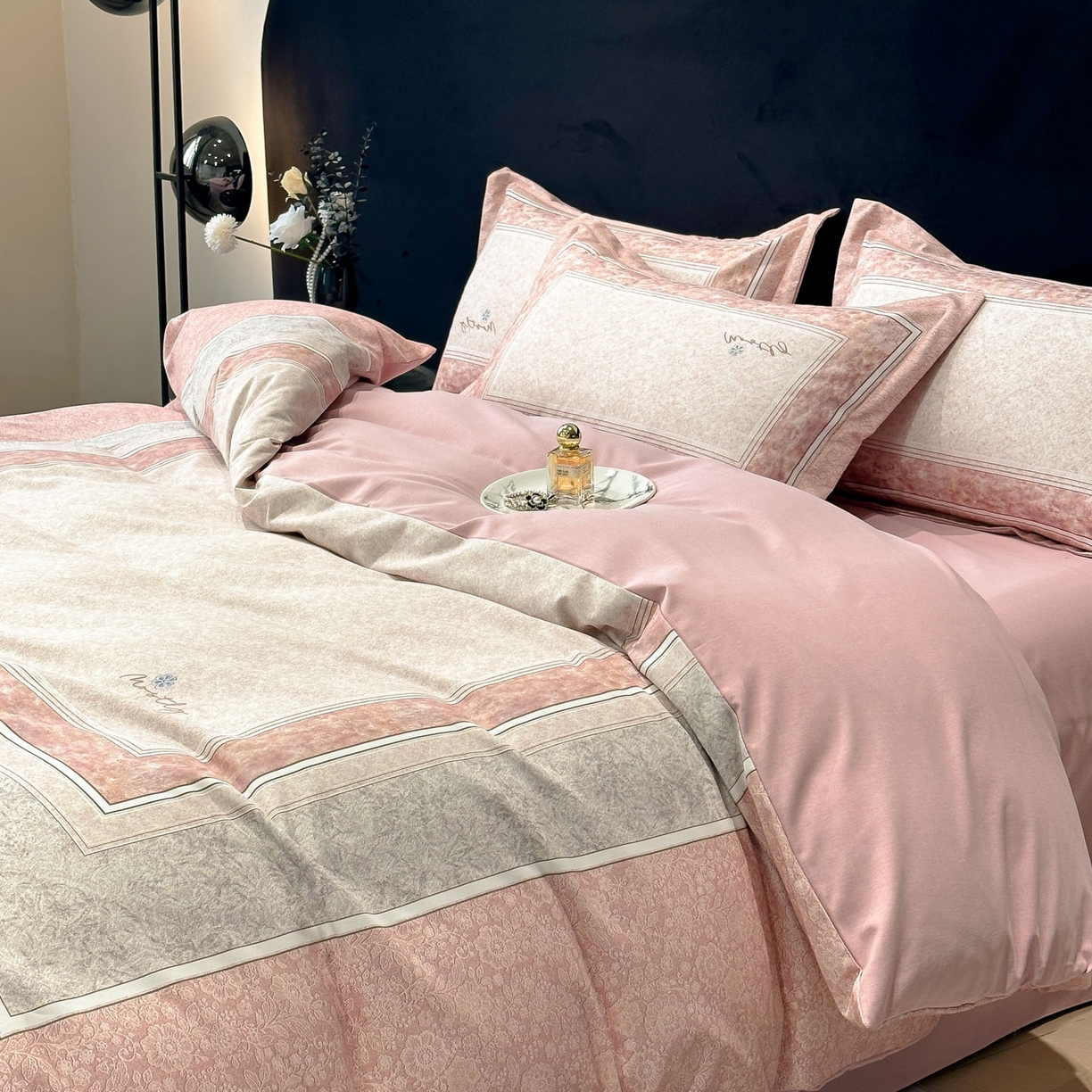 91家纺网 家纺一手货源 找家纺 喜四方 2025新款加厚全棉大版印花四件套 寻觅花香-粉