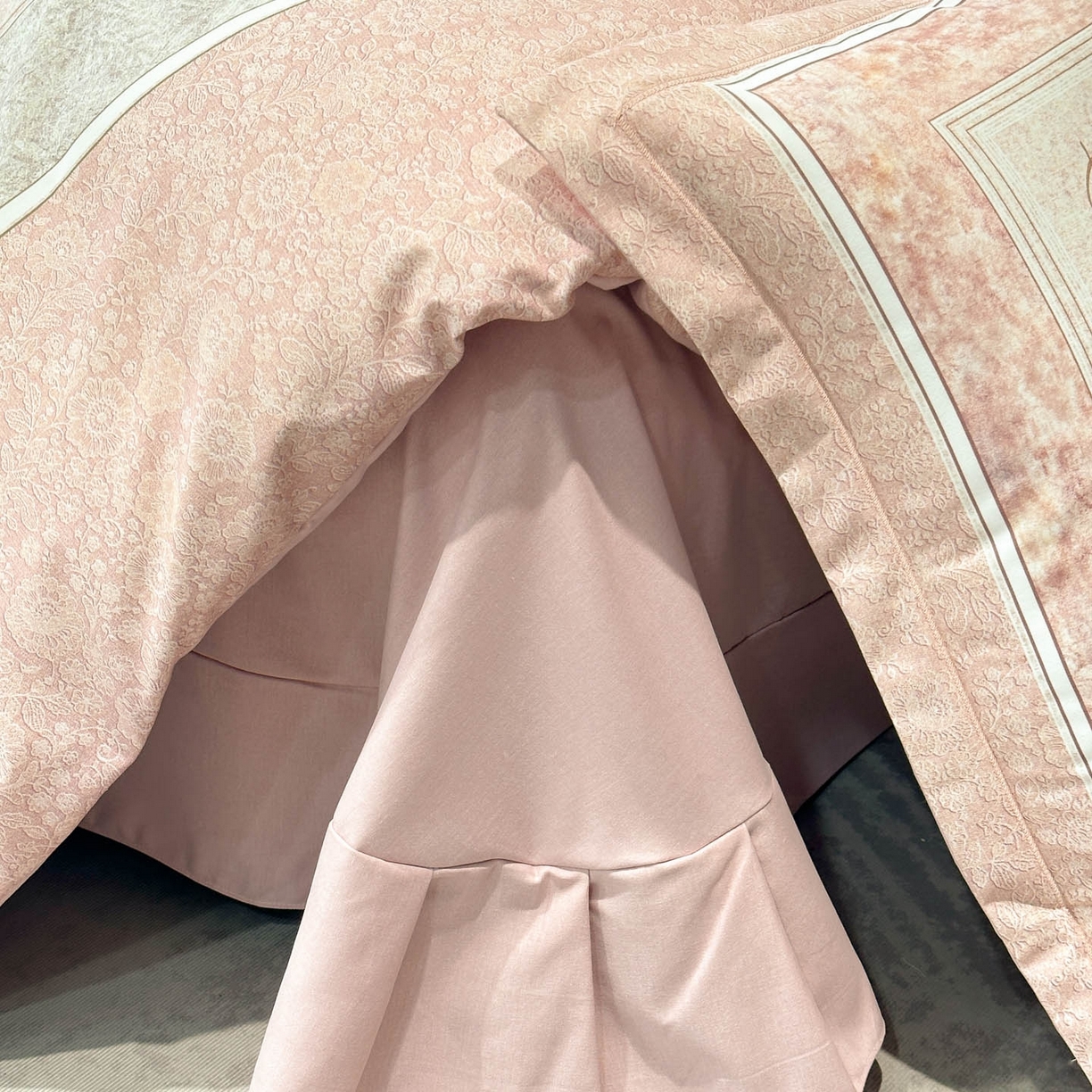 91家纺网 家纺一手货源 找家纺 喜四方 2025新款加厚全棉大版印花四件套 寻觅花香-粉