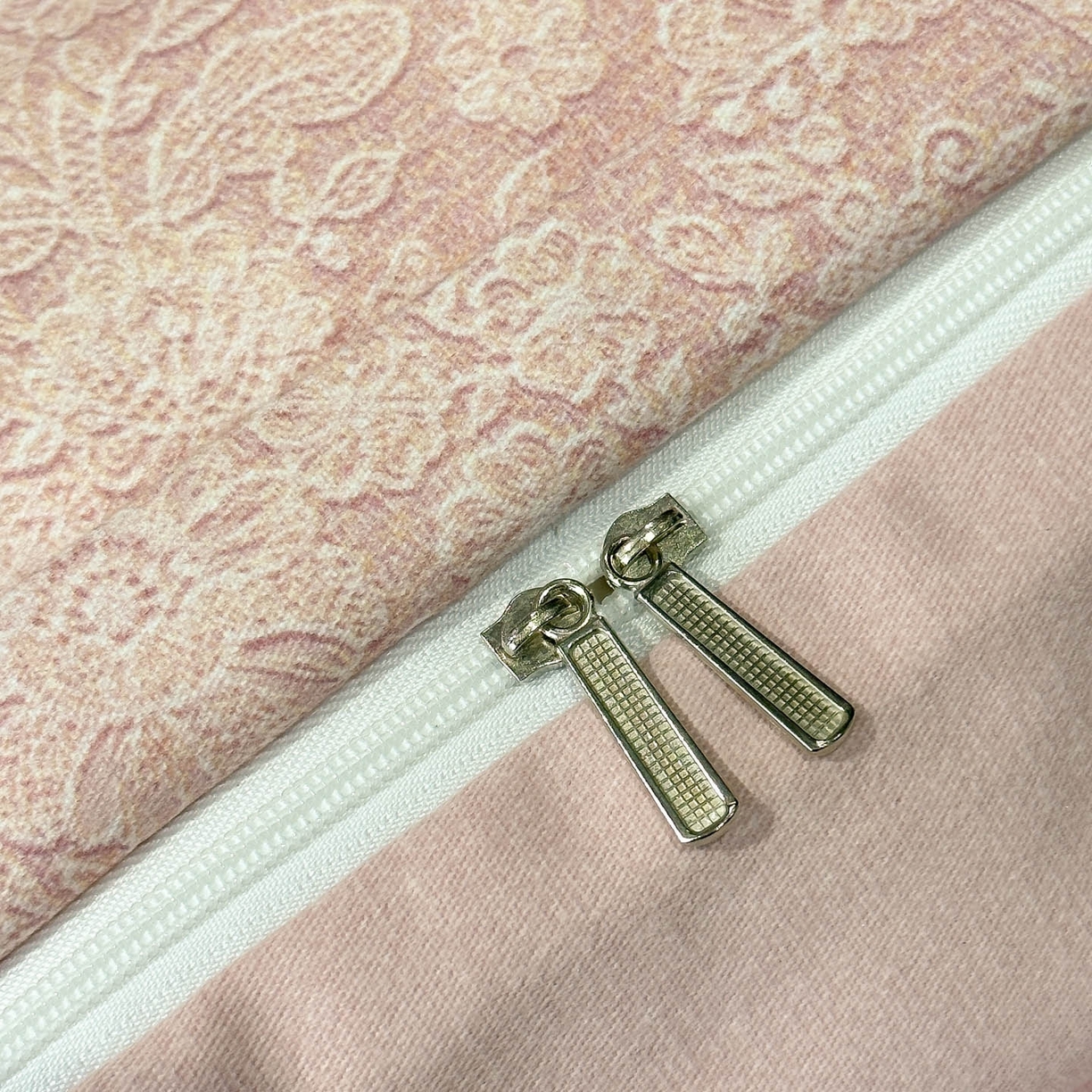 91家纺网 家纺一手货源 找家纺 喜四方 2025新款加厚全棉大版印花四件套 寻觅花香-粉